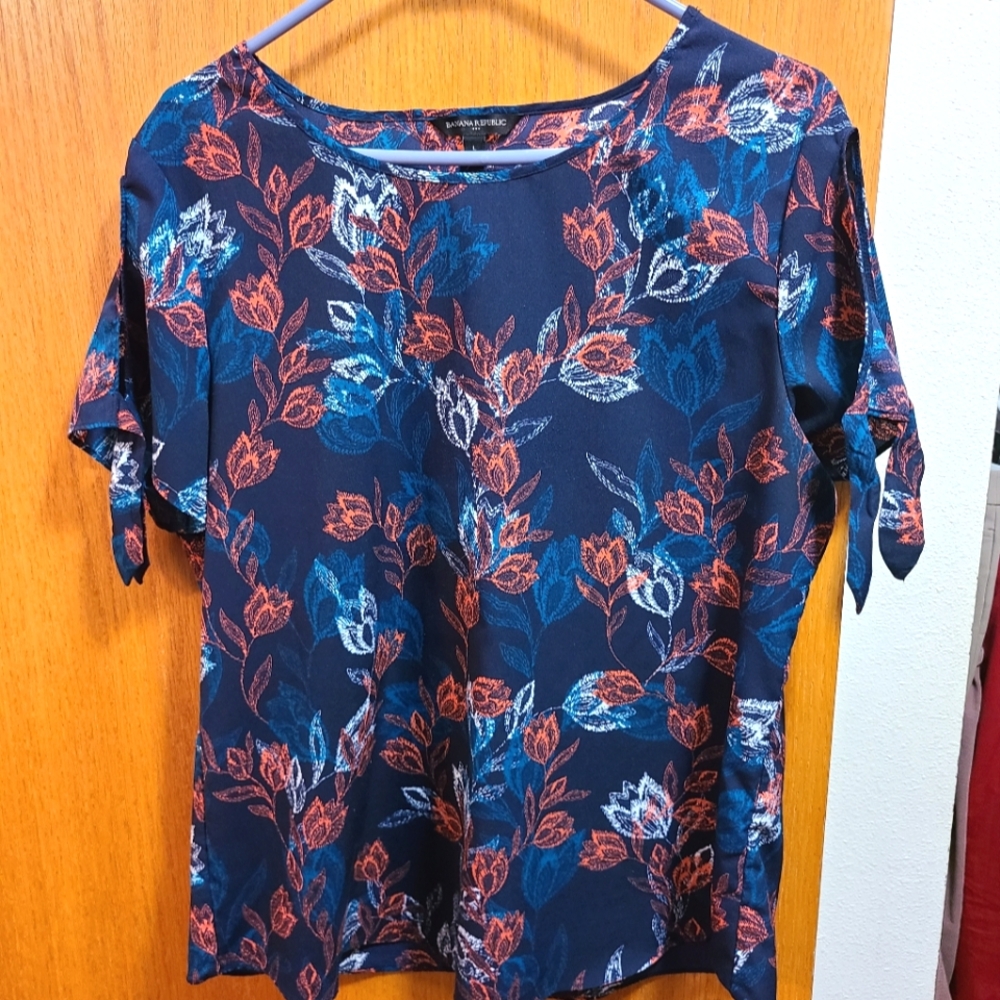 Banana Republic size L floral pattern top